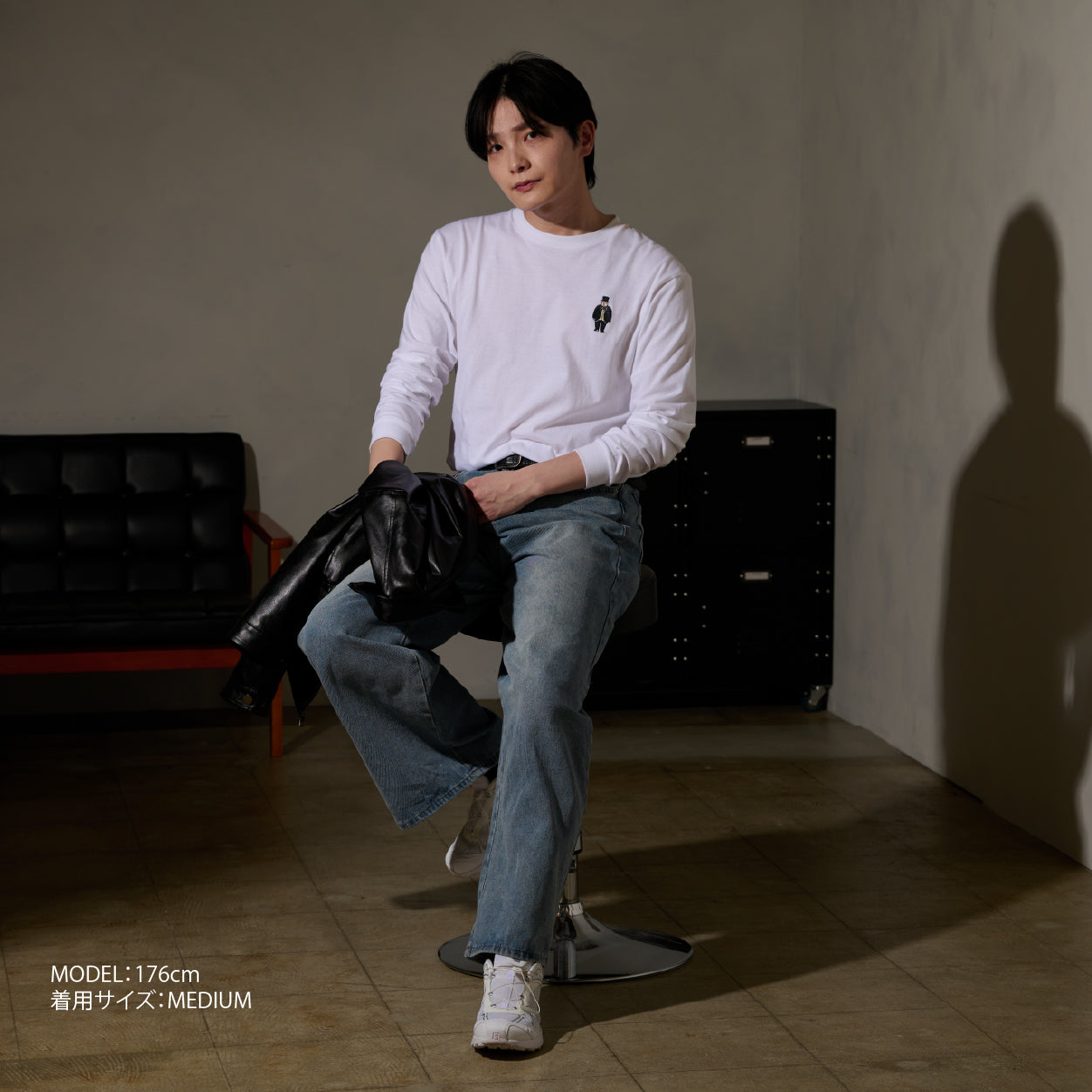 【公式WEBストアオリジナル】OVERWORKED！ロングスリーブTシャツ 白（刺繍＆バックプリント）